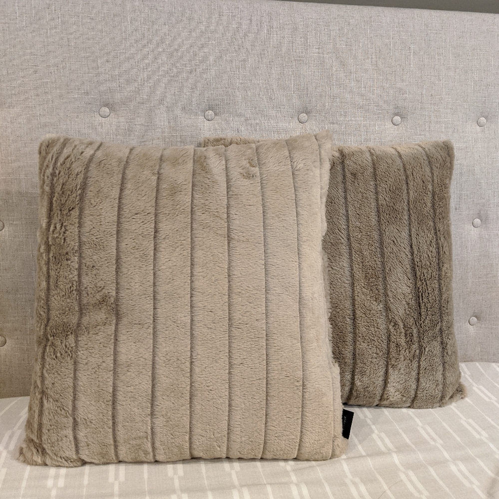 Set of 2 faux fur throw pillows